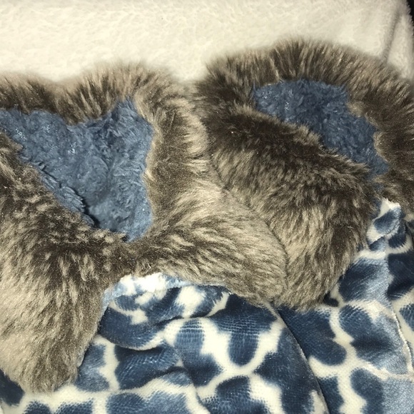 Ardour blue and white slippers. Size 8. - Picture 3 of 12